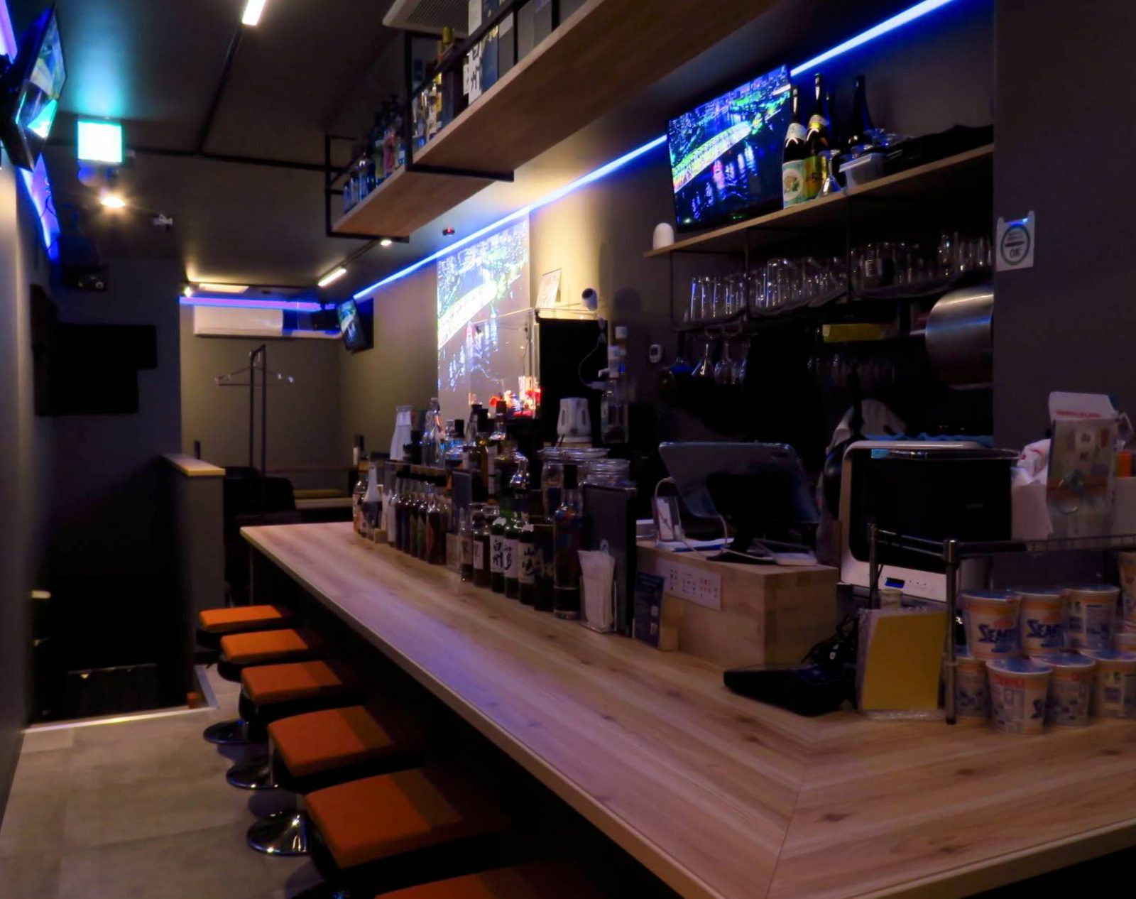 カラオケバー 2ndフロア 店内写真